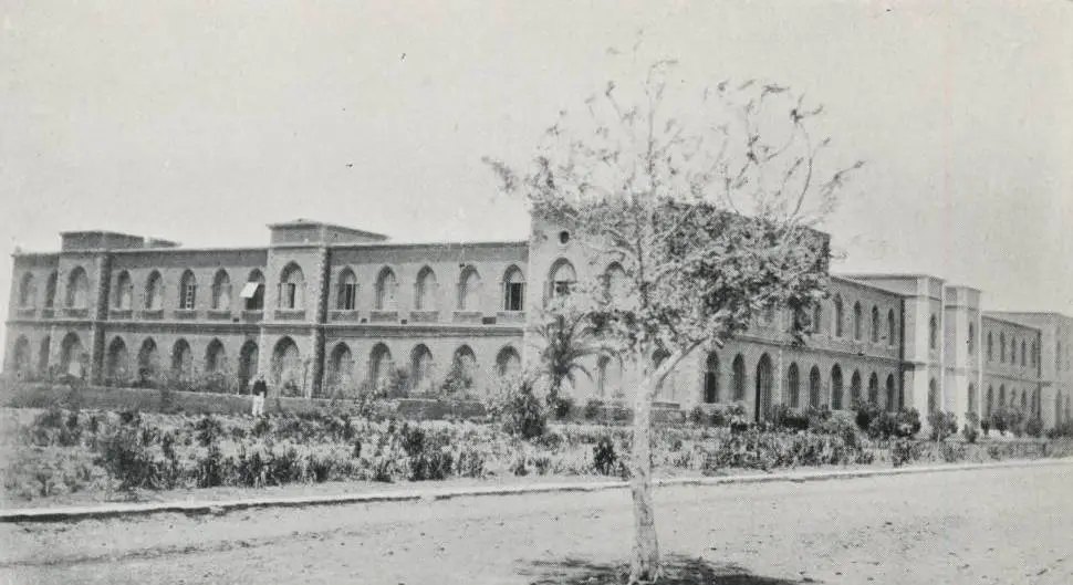 The long arched front of Gordon Memorial College, 1906